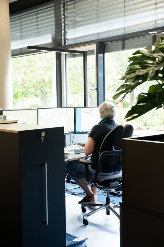 Mitarbeiterin an ihrem Arbeitsplatz in der Kanzlei