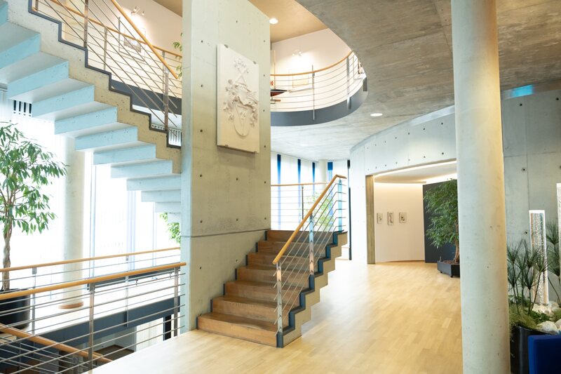 Offenes Atrium und Treppenhaus der Kanzlei Fröschen & Partner