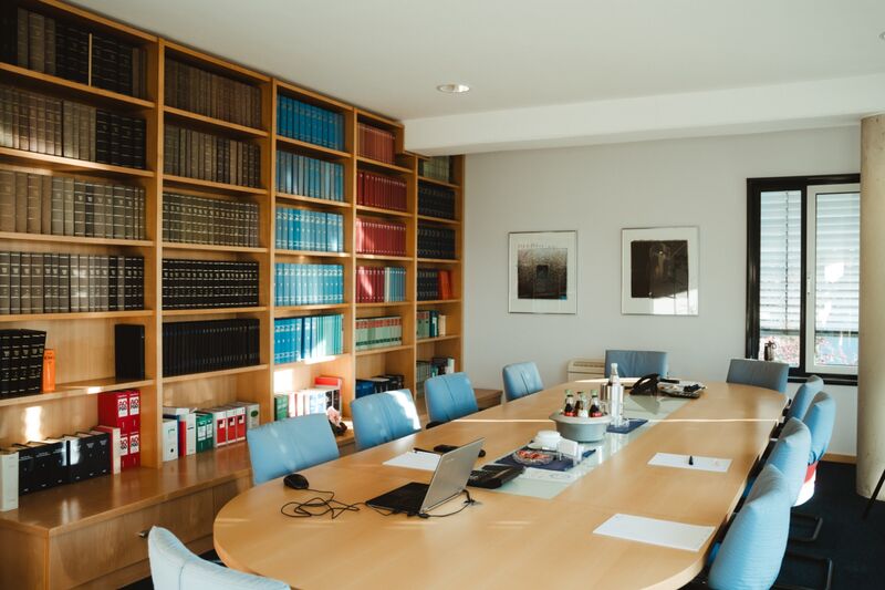 Großer Besprechungsraum mit Fachbibliothek