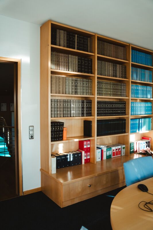 Fachbibliothek mit großem Holzeinbau