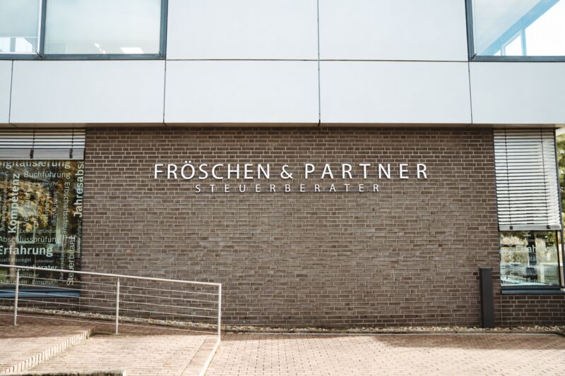 Firmenschriftzug Fröschen & Partner an der Fassade