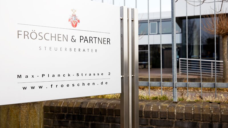 Firmenschild von Fröschen & Partner vor dem Kanzleigebäude