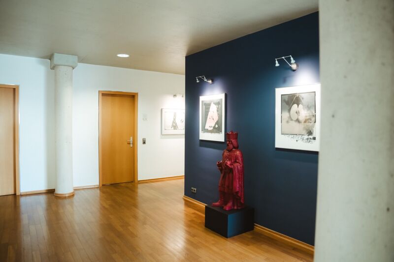 Flur der Kanzlei mit dunkelblauer Kunstwand
