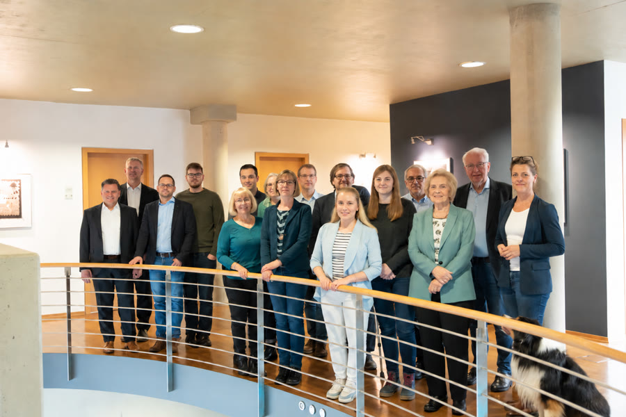 Das Team von Fröschen & Partner auf der offenen Galerie der Kanzlei