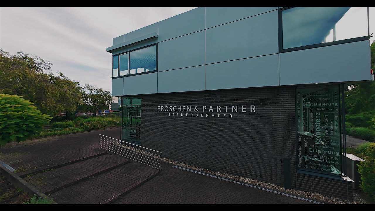 Außenansicht der Kanzlei Fröschen & Partner aus dem Kanzleifilm