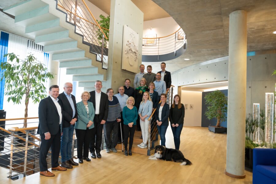 Das Team von Fröschen & Partner im Atrium der Kanzlei